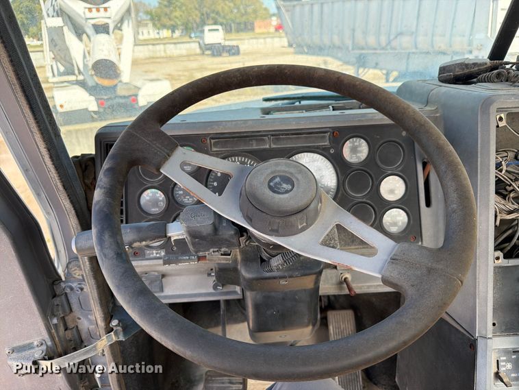 image for item DT3056 1992 Mack CH600 semi truck