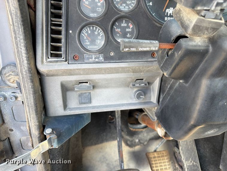 image for item DT3056 1992 Mack CH600 semi truck