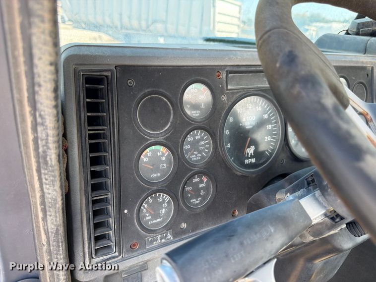 image for item DT3056 1992 Mack CH600 semi truck