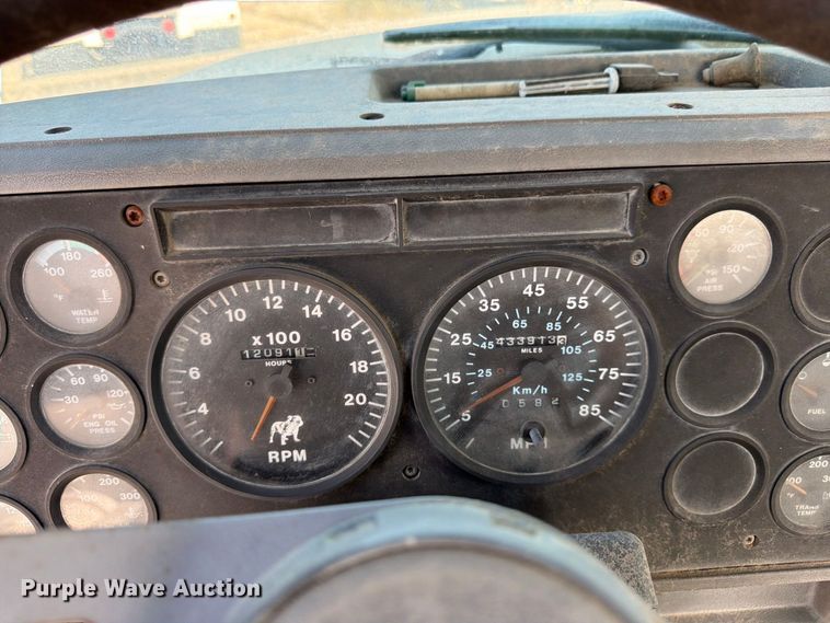 image for item DT3056 1992 Mack CH600 semi truck