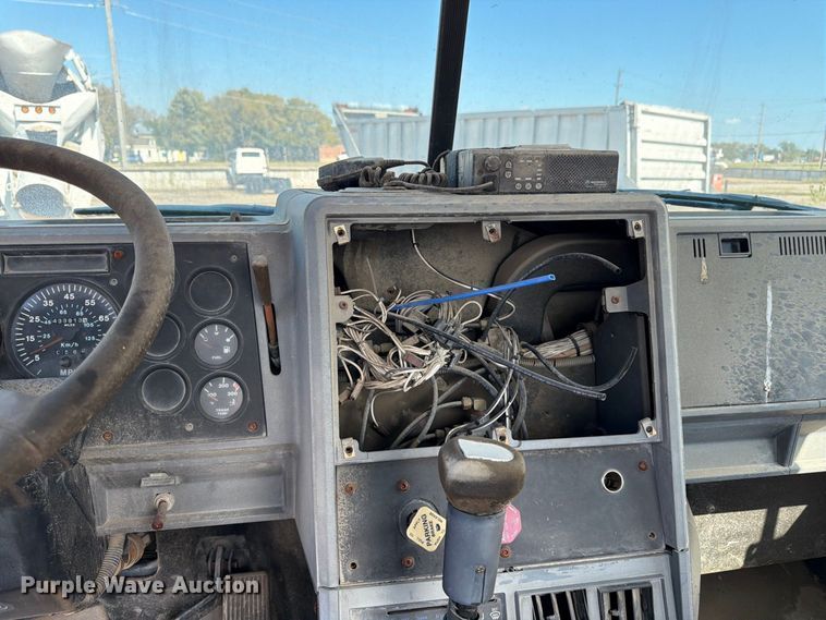 image for item DT3056 1992 Mack CH600 semi truck