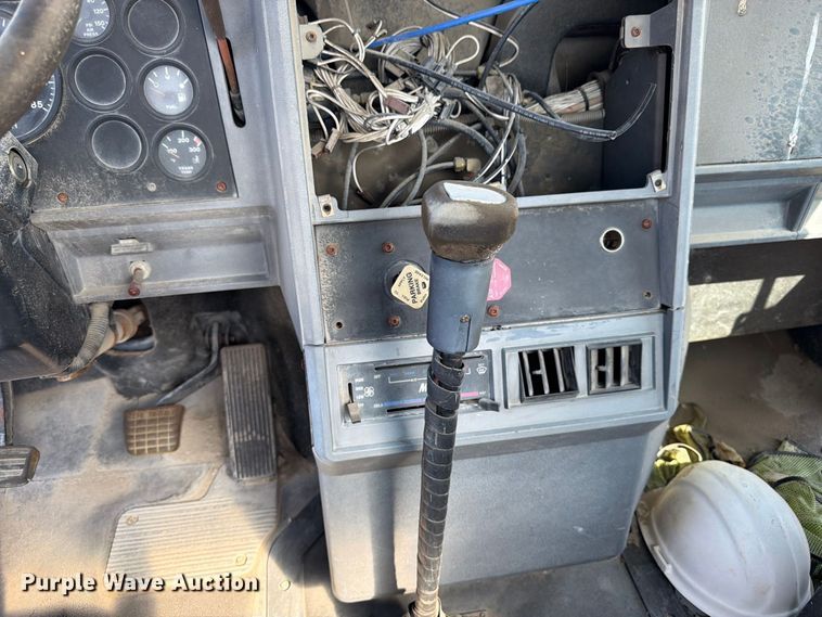 image for item DT3056 1992 Mack CH600 semi truck