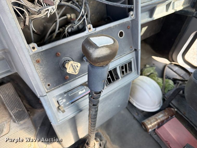 image for item DT3056 1992 Mack CH600 semi truck
