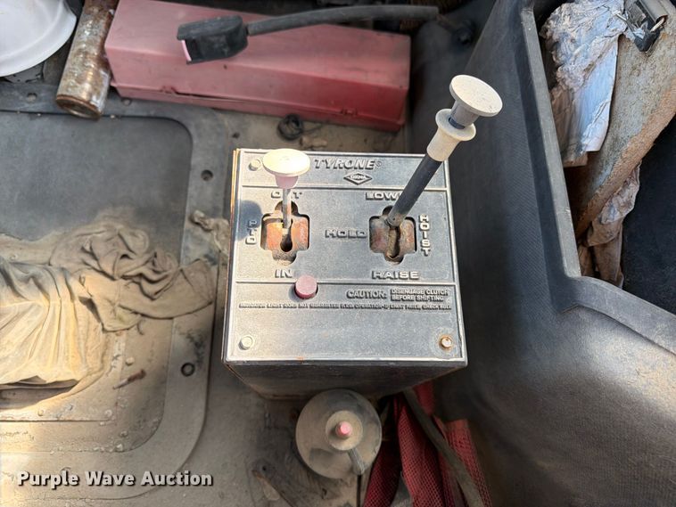 image for item DT3056 1992 Mack CH600 semi truck