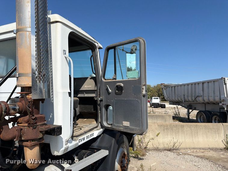 image for item DT3056 1992 Mack CH600 semi truck
