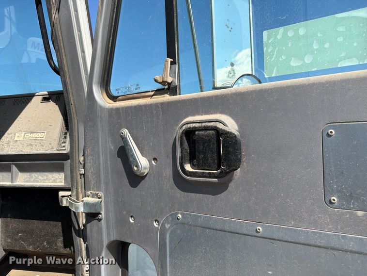 image for item DT3056 1992 Mack CH600 semi truck