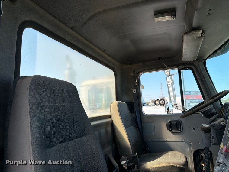 image for item DT3056 1992 Mack CH600 semi truck
