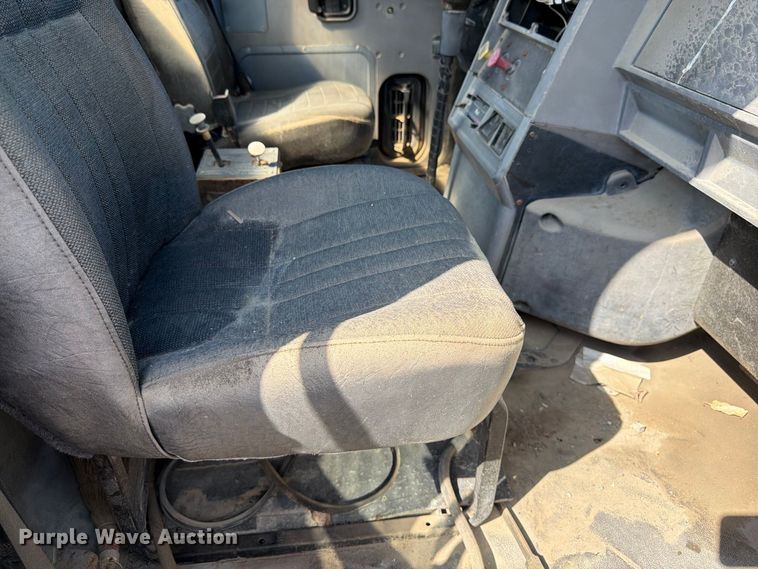 image for item DT3056 1992 Mack CH600 semi truck