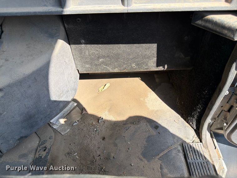 image for item DT3056 1992 Mack CH600 semi truck