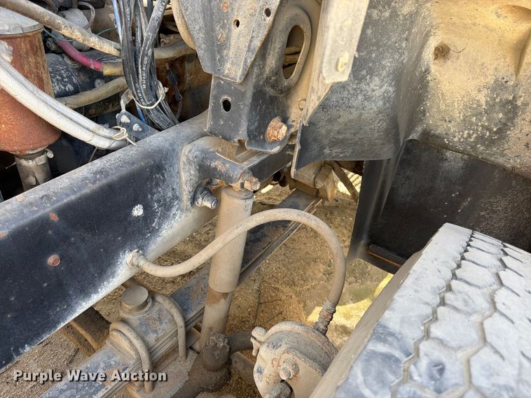 image for item DT3056 1992 Mack CH600 semi truck