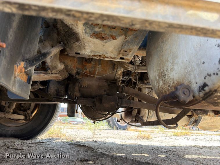 image for item DT3056 1992 Mack CH600 semi truck