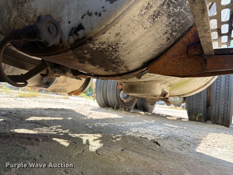 image for item DT3056 1992 Mack CH600 semi truck