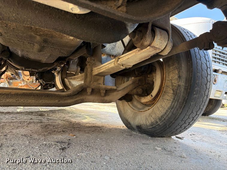 image for item DT3056 1992 Mack CH600 semi truck