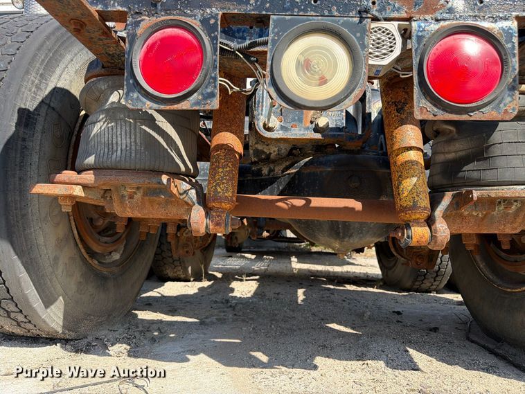 image for item DT3056 1992 Mack CH600 semi truck