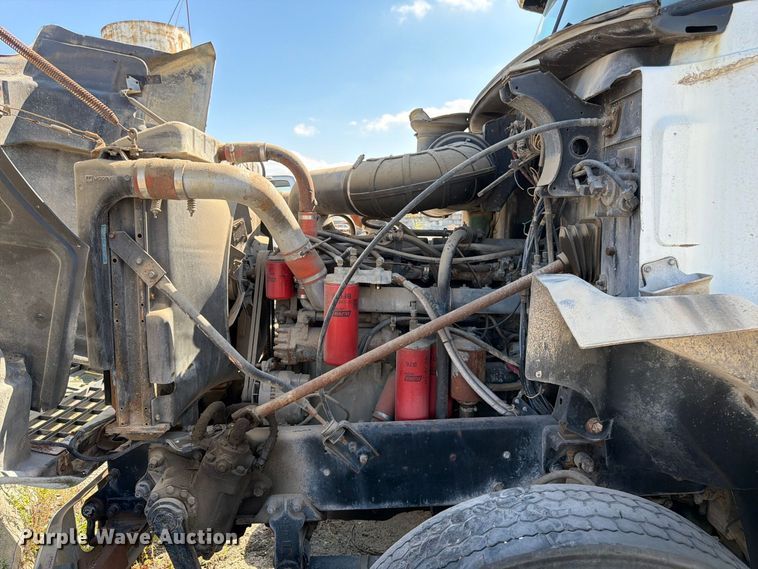 image for item DT3056 1992 Mack CH600 semi truck
