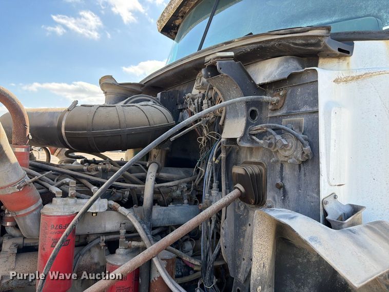 image for item DT3056 1992 Mack CH600 semi truck