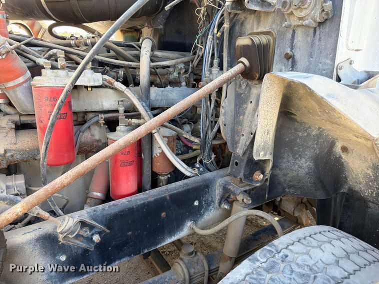 image for item DT3056 1992 Mack CH600 semi truck