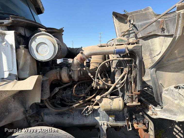 image for item DT3056 1992 Mack CH600 semi truck