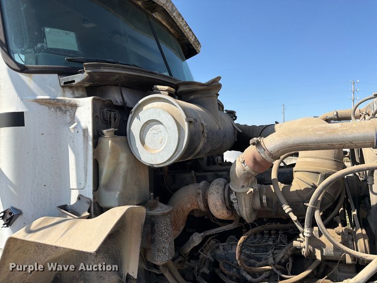 image for item DT3056 1992 Mack CH600 semi truck