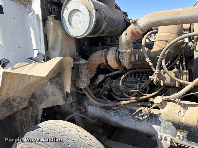 image for item DT3056 1992 Mack CH600 semi truck