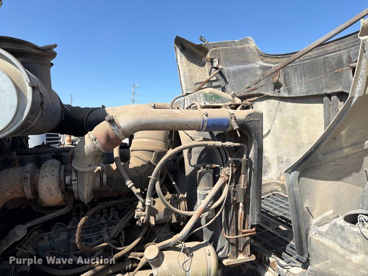 image for item DT3056 1992 Mack CH600 semi truck