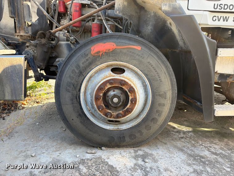 image for item DT3056 1992 Mack CH600 semi truck
