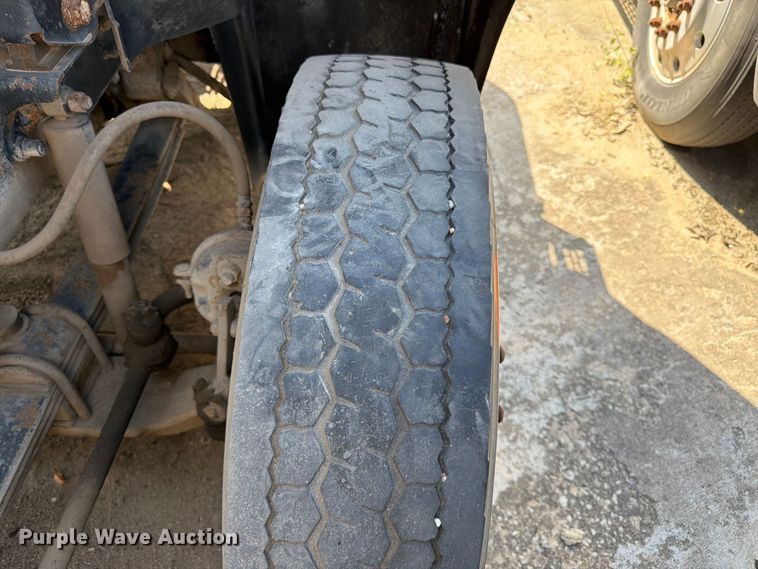 image for item DT3056 1992 Mack CH600 semi truck