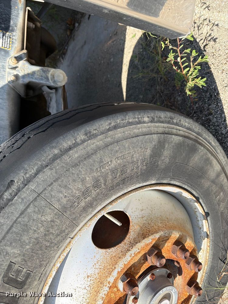 image for item DT3056 1992 Mack CH600 semi truck