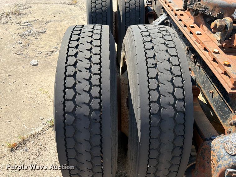 image for item DT3056 1992 Mack CH600 semi truck