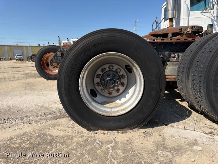 image for item DT3056 1992 Mack CH600 semi truck