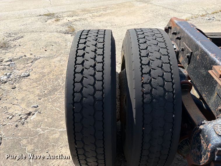 image for item DT3056 1992 Mack CH600 semi truck