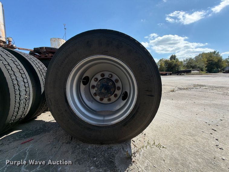 image for item DT3056 1992 Mack CH600 semi truck