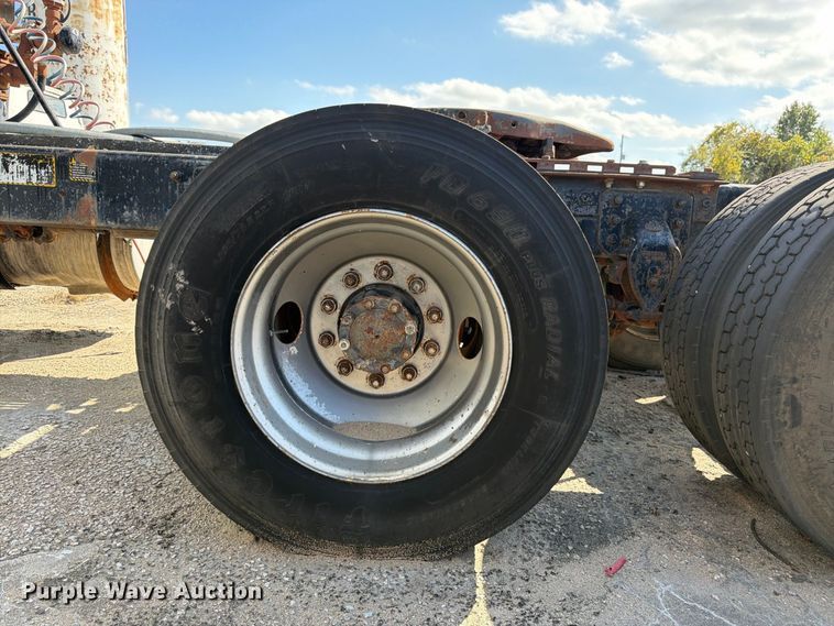 image for item DT3056 1992 Mack CH600 semi truck
