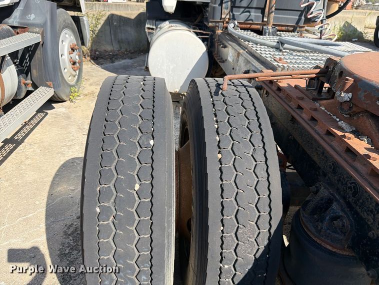image for item DT3056 1992 Mack CH600 semi truck