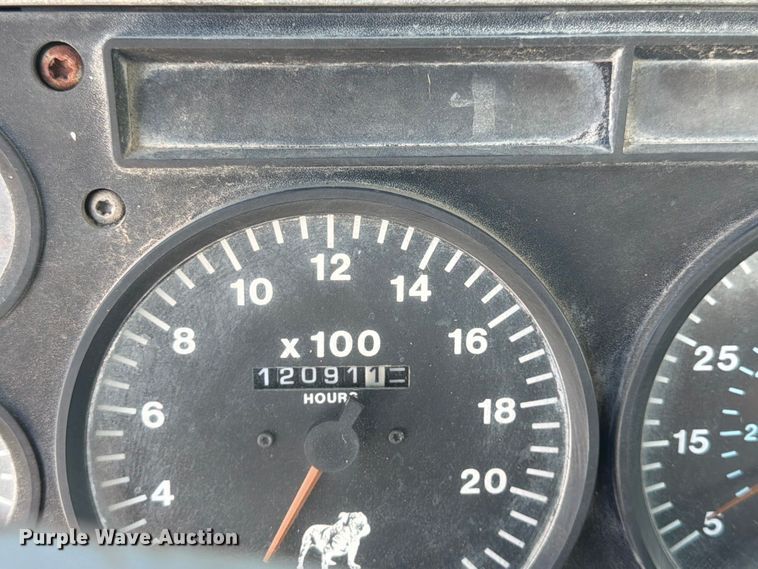 image for item DT3056 1992 Mack CH600 semi truck