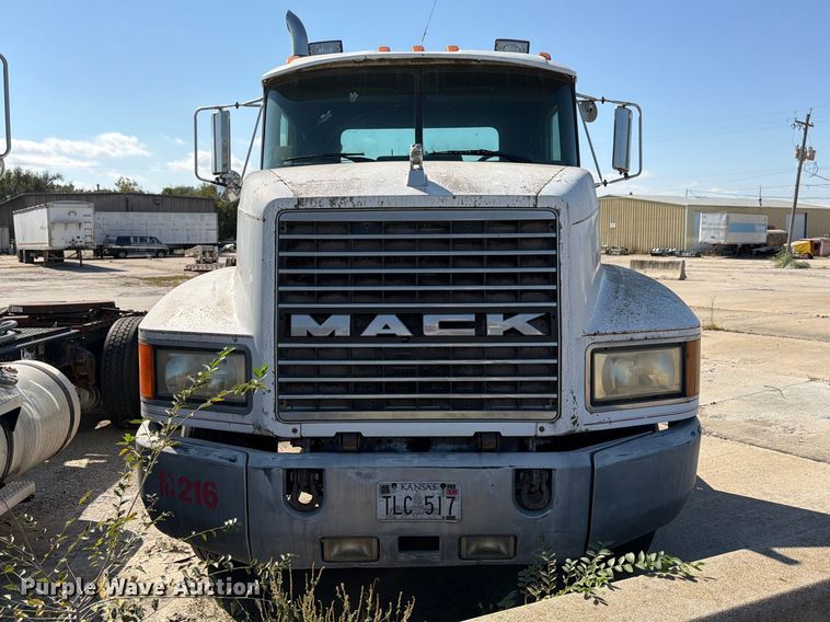 image for item DT3057 1994 Mack CH613 semi truck