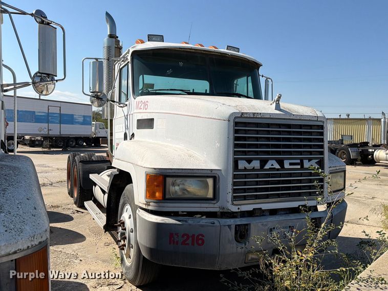 image for item DT3057 1994 Mack CH613 semi truck