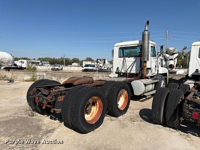image for item DT3057 1994 Mack CH613 semi truck
