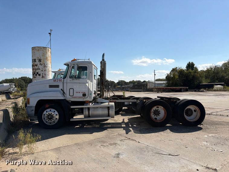 image for item DT3057 1994 Mack CH613 semi truck