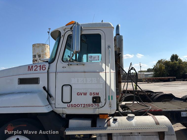 image for item DT3057 1994 Mack CH613 semi truck