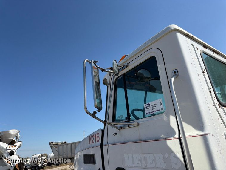 image for item DT3057 1994 Mack CH613 semi truck