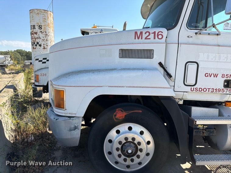 image for item DT3057 1994 Mack CH613 semi truck