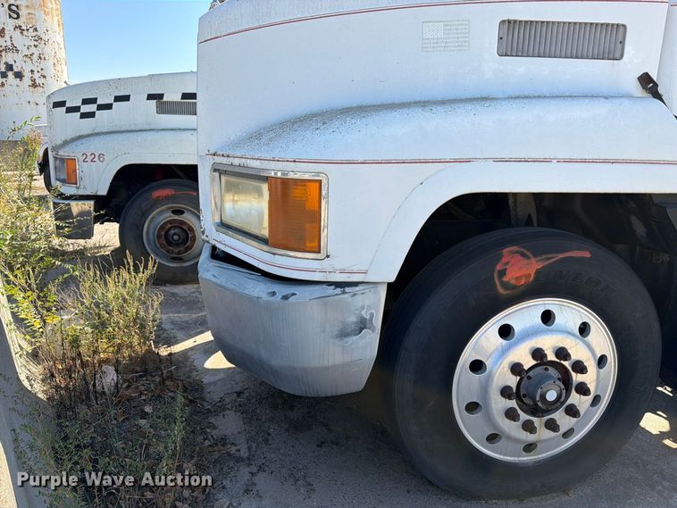 image for item DT3057 1994 Mack CH613 semi truck
