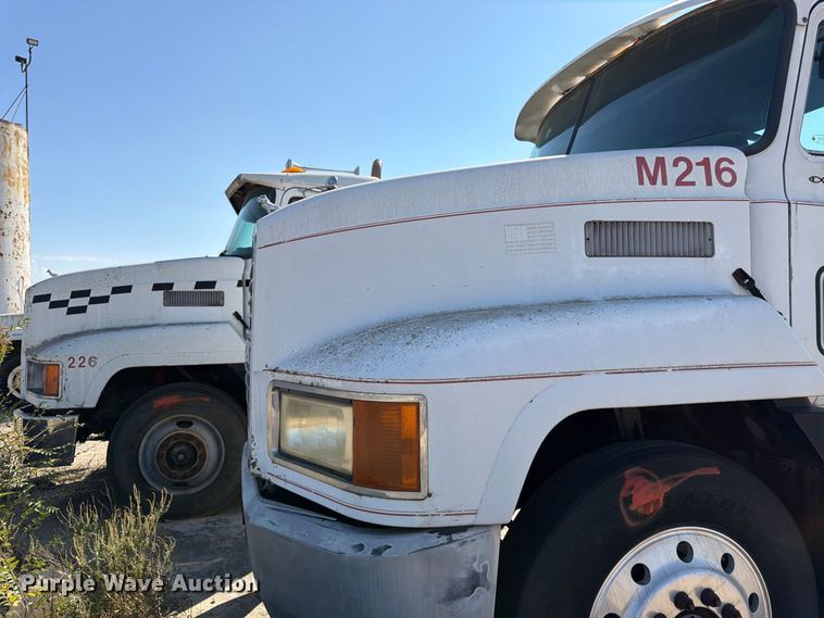 image for item DT3057 1994 Mack CH613 semi truck