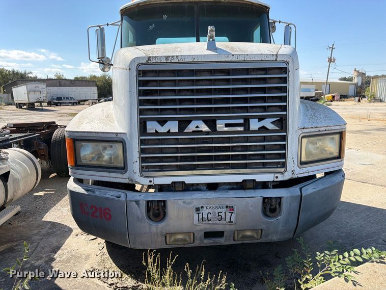 image for item DT3057 1994 Mack CH613 semi truck
