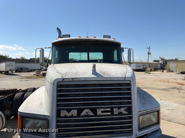 image for item DT3057 1994 Mack CH613 semi truck