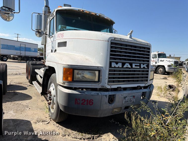 image for item DT3057 1994 Mack CH613 semi truck