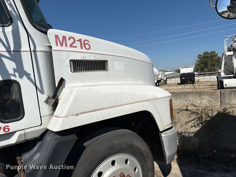 image for item DT3057 1994 Mack CH613 semi truck