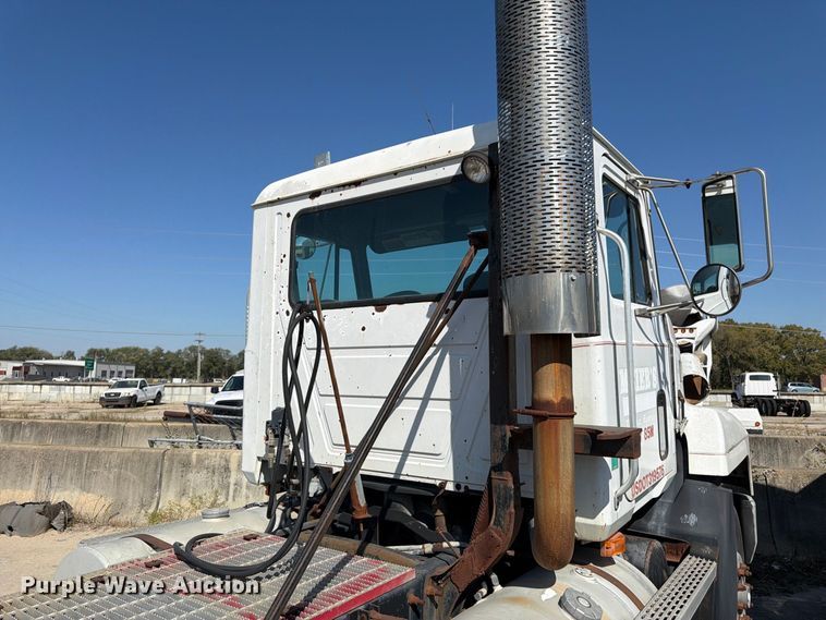 image for item DT3057 1994 Mack CH613 semi truck