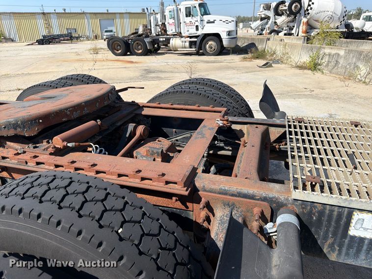 image for item DT3057 1994 Mack CH613 semi truck